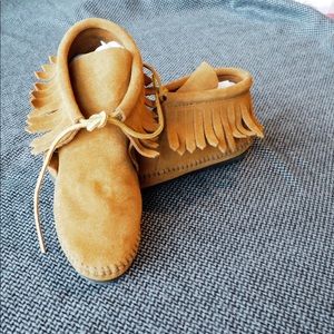 NWOT Boho Fringe Minnetonka Ankle Boots